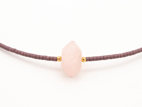 Halskette aus Rosenquarz Naturstein und Acrylperlen mit 18K vergoldetem Verschluss – Minimalistisch Perlenschmuck, Handmade von eilenna