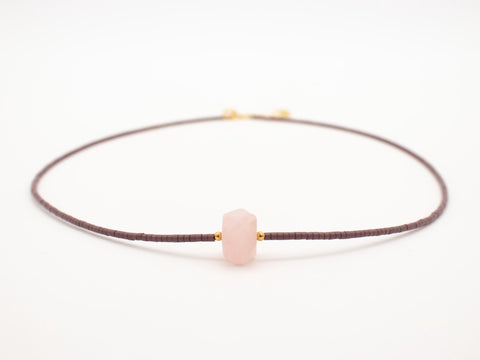 Halskette aus Rosenquarz Naturstein und Acrylperlen mit 18K vergoldetem Verschluss – Minimalistisch Perlenschmuck, Handmade von eilenna