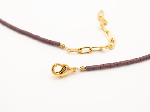 Halskette aus Rosenquarz Naturstein und Acrylperlen mit 18K vergoldetem Verschluss – Minimalistisch Perlenschmuck, Handmade von eilenna