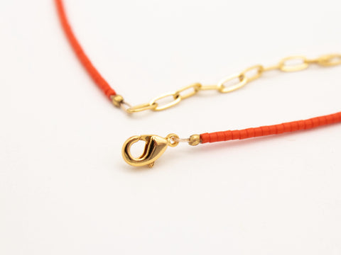 Halskette aus Prehnit Naturstein und Acrylperlen mit 18K vergoldetem Verschluss – Minimalistischer Perlenschmuck, Handmade von eilenna