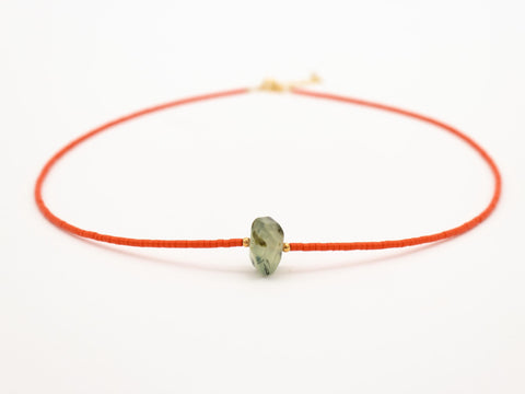 Halskette aus Prehnit Naturstein und Acrylperlen mit 18K vergoldetem Verschluss – Minimalistischer Perlenschmuck, Handmade von eilenna