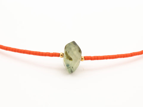 Halskette aus Prehnit Naturstein und Acrylperlen mit 18K vergoldetem Verschluss – Minimalistischer Perlenschmuck, Handmade von eilenna