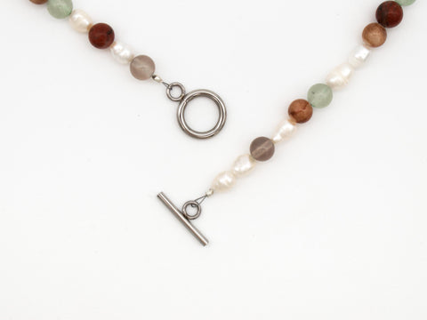 Halskette aus Naturstein Perlen wie Jade, Jaspis & echten Süßwasserperlen – Boho Damenkette mit silbernem Verschluss, Handmade von eilenna