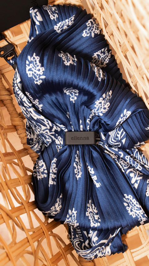 Handyhülle mit abnehmbarem Plisseetuch, Crow & Bandana Blue