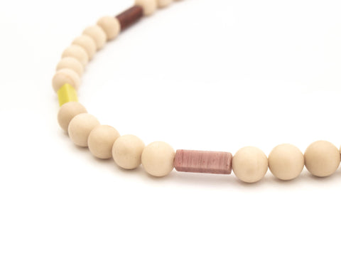 Halskette aus Chalcedon und weißen Fossilsteinen