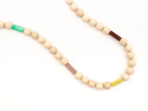 Halskette aus Chalcedon und weißen Fossilsteinen