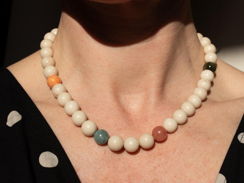 Halskette aus Chalcedon- und Fossil-Natursteinperlen – Minimalistische handmade Damenkette mit 18K vergoldetem Verschluss