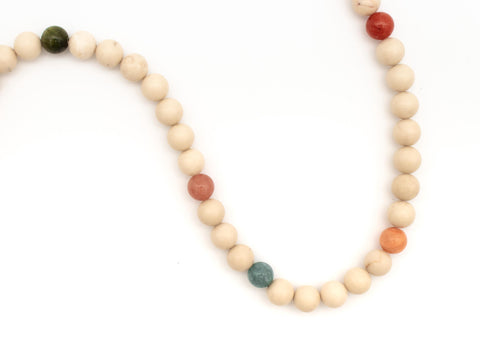 Halskette aus Chalcedon- und Fossil-Natursteinperlen – Minimalistische handmade Damenkette mit 18K vergoldetem Verschluss