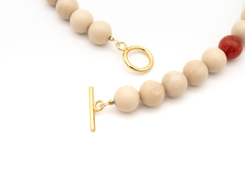 Halskette aus Chalcedon- und Fossil-Natursteinperlen – Minimalistische handmade Damenkette mit 18K vergoldetem Verschluss