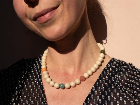 Halskette aus Chalcedon- und Fossil-Natursteinperlen – Minimalistische handmade Damenkette mit 18K vergoldetem Verschluss