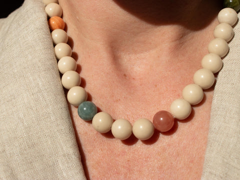 Halskette aus Chalcedon- und Fossil-Natursteinperlen – Minimalistische handmade Damenkette mit 18K vergoldetem Verschluss