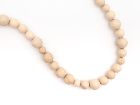 Halskette aus weißen Fossil-Naturseinperlen – Minimalistische handmade Kette mit 18K vergoldetem Verschluss für Damen