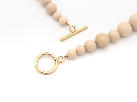 Halskette aus weißen Fossil-Naturseinperlen – Minimalistische handmade Kette mit 18K vergoldetem Verschluss für Damen