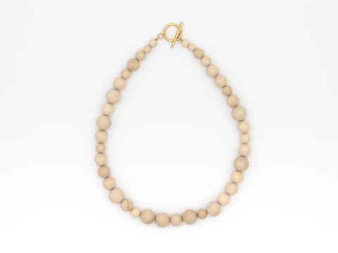 Halskette aus weißen Fossil-Naturseinperlen – Minimalistische handmade Kette mit 18K vergoldetem Verschluss für Damen