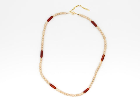 Halskette aus rotem Achat- und Fossilsteinen – handmade Boho Damenkette mit 18K vergoldetem Verschluss