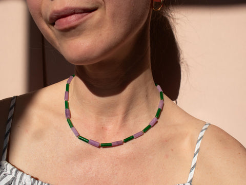 Halskette aus Amethyst und grünem Achat Perlen – Handmade Schmuck mit 18K vergoldetem Verschluss für Damen