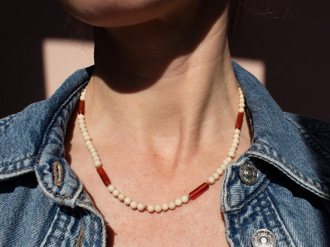 Rote Achat Halskette mit Fossilstein, Naturstein Perlenkette Damen, 18K Vergoldet, Handgemachter Edelstein Schmuck von eilenna