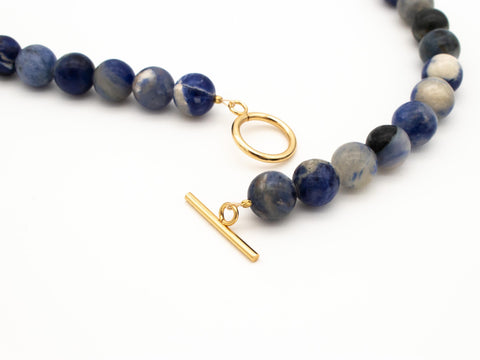 Halskette aus Sodalith Naturstein Perlen – Minimalistische Kette mit 18K vergoldetem Verschluss für Damen, Handmade von eilenna