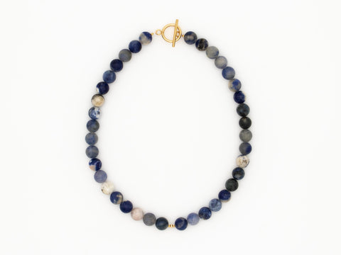 Halskette aus Sodalith Naturstein Perlen – Minimalistische Kette mit 18K vergoldetem Verschluss für Damen, Handmade von eilenna