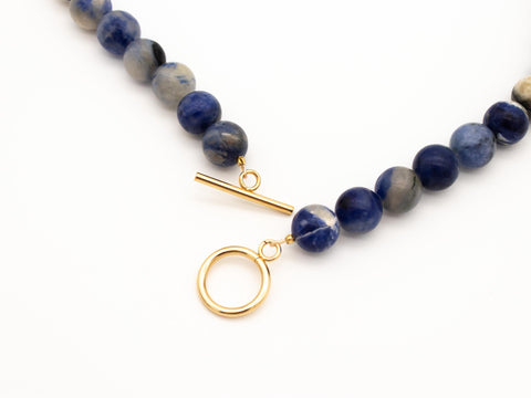 Halskette aus Sodalith Naturstein Perlen – Minimalistische Kette mit 18K vergoldetem Verschluss für Damen, Handmade von eilenna
