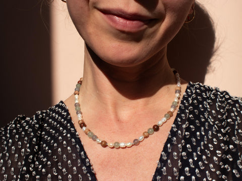 Bunte Perlenkette Jade & Jaspis mit Süßwasserperlen, Boho Naturstein Kette Damen, Silberner Verschluss, Handmade von eilenna