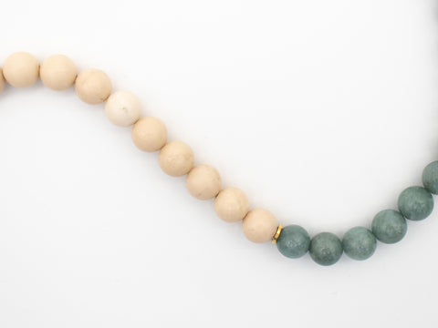 Halskette aus Burmesischer Jade & Fossiler Stein