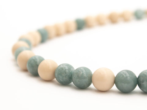 Halskette aus Fossilem Stein & Burmesische Jade