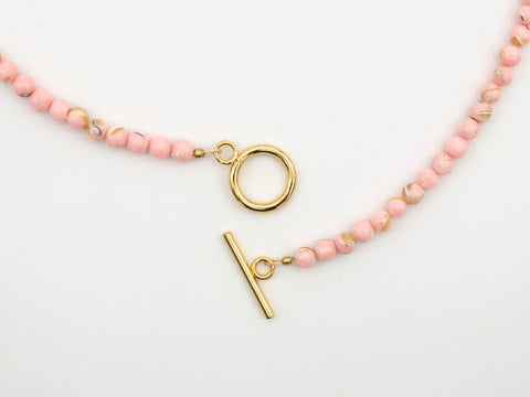 Halskette aus rosa Muschelsediment-Steinen mit 18K vergoldetem Verschluss Halsschmuck für Damen, Handmade von eilenna