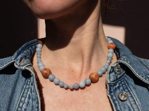 Halskette aus Chalcedon & Bernsteinholz