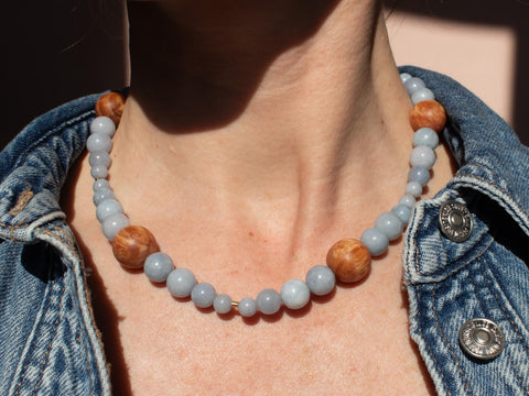 Halskette aus Chalcedon & Bernsteinholz