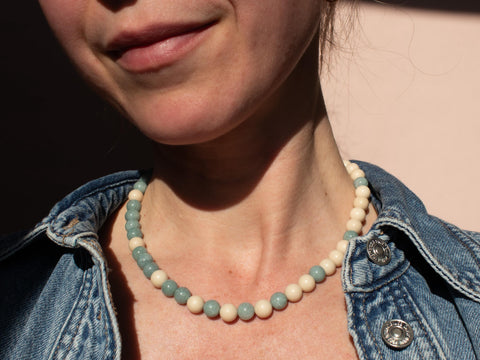 Halskette aus Fossilem Stein & Burmesische Jade
