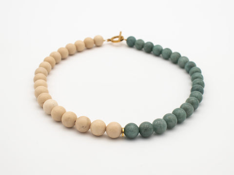 Halskette aus Burmesischer Jade & Fossiler Stein