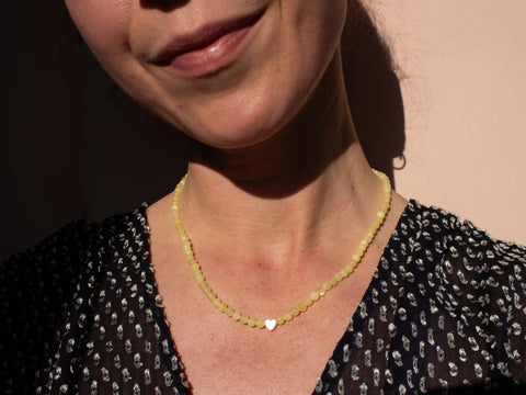 Zarte Perlenkette Gelb mit Herz Anhänger, Zitronen Chalcedon Halskette Damen, Muschelperle Schmuck 18K Gold Verschluss, Handmade von eilenna