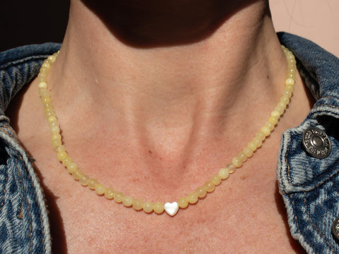 Zarte Perlenkette Gelb mit Herz Anhänger, Zitronen Chalcedon Halskette Damen, Muschelperle Schmuck 18K Gold Verschluss, Handmade von eilenna