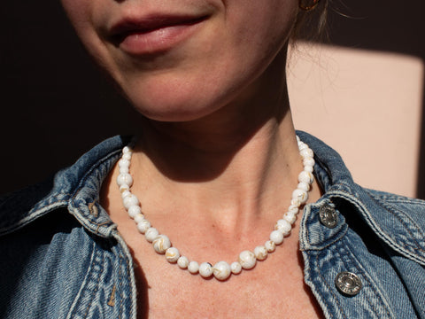 Halskette Muschelsediment weiß marmoriert, Naturstein Perlenkette Damen, Edelstein Schmuck 18K Vergoldet, Handgemacht von eilenna