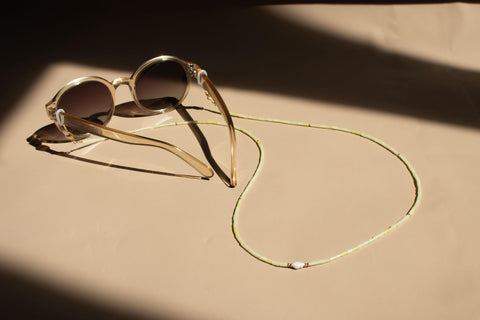 Brillenkette aus Naturstein Zitronen Achat & Süsswasserperle, Handmade Brillenzubehör von eilenna, 2-in-1 Sonnenbrillen-Kette und Halskette