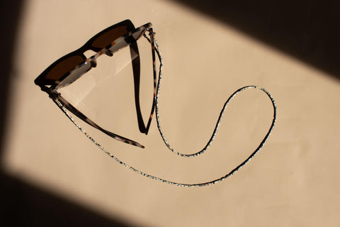 Brillenkette aus Naturstein Dalmatiner Jaspis & 18K vergoldeten Karabinern, 2-in-1 Sonnenbrillen-Kette und Halskette, Handmade von eilenna