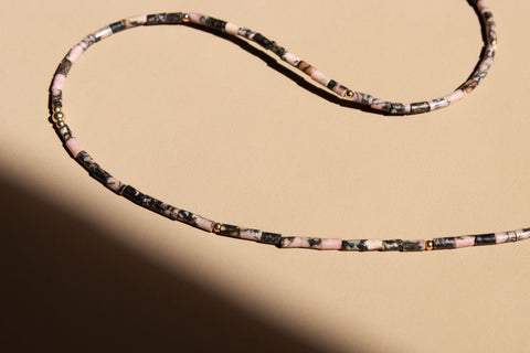 Brillenkette aus schwarzem Rhodonit, Handmade Brillenzubehör von eilenna, 2-in-1 Sonnenbrillen-Kette und Halskette