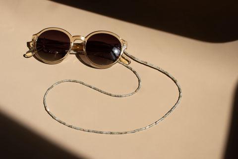 Brillenkette aus grauem Labradorit & Süßwasserperle, Handmade Brillenzubehör von eilenna, 2-in-1 Sonnenbrillen-Kette und Halskette