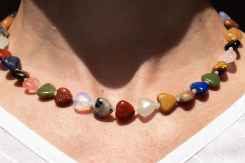 Halskette aus Herz Natursteinen wie Rosenquarz, Opal, Amethyst mit 18K vergoldeter Verschluss – Boho Schmuck für Damen, Handmade von eilenna