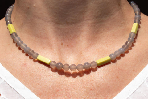 Graue Achat Halskette mit Steinperlen, Naturstein Kette Damen Grau Gelb, 18K Vergoldet, Handgemachter Schmuck von eilenna