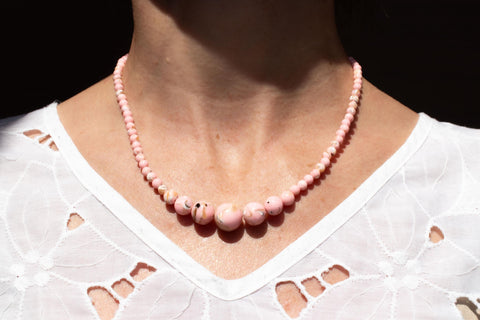 Halskette Rosa Muschelsediment, Zarte Perlenkette Pastell Rosa, Boho Edelstein Schmuck 18K Gold Verschluss, Handgemacht von eilenna