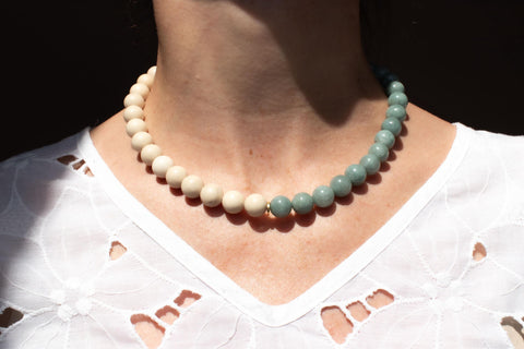 Halskette aus Burmesischer Jade & Fossiler Stein