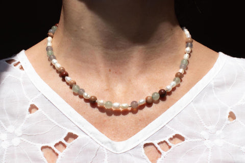Bunte Perlenkette Jade & Jaspis mit Süßwasserperlen, Boho Naturstein Kette Damen, Silberner Verschluss, Handmade von eilenna