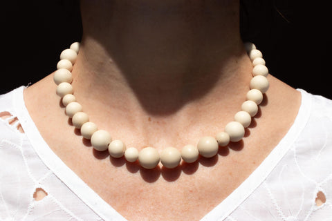 Minimalistische Kette Beige Weiß, Fossil Naturstein Halskette Damen, Boho Schmuck 18K Gold Verschluss, Geschenk für Sie Handmade eilenna