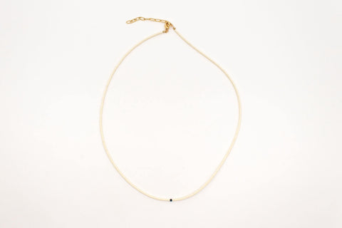 Halskette mit blauem Zirkon Naturstein und Acrylperlen mit 18K vergoldetem Verschluss – Minimalistisch Perlenschmuck, Handmade von eilenna