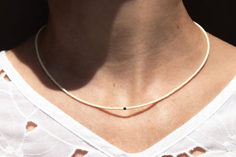 Halskette mit blauem Zirkon Naturstein und Acrylperlen mit 18K vergoldetem Verschluss – Minimalistisch Perlenschmuck, Handmade von eilenna