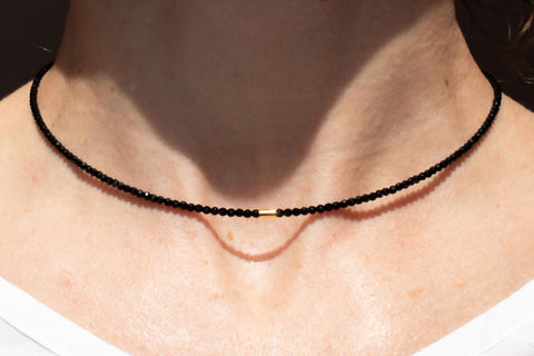 Halskette mit schwarzen Zirkon Naturstein und 18K vergoldetem Verschluss – Minimalistisch Perlenschmuck, Handmade von eilenna