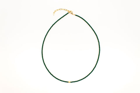 Halskette mit grünem Zirkon Naturstein und 18K vergoldetem Verschluss – Minimalistisch Perlenschmuck, Handmade von eilenna