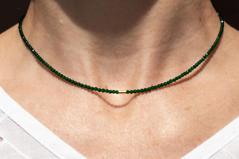 Halskette mit grünem Zirkon Naturstein und 18K vergoldetem Verschluss – Minimalistisch Perlenschmuck, Handmade von eilenna